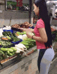 美女真是任性，黄瓜都挑最长最大的买！