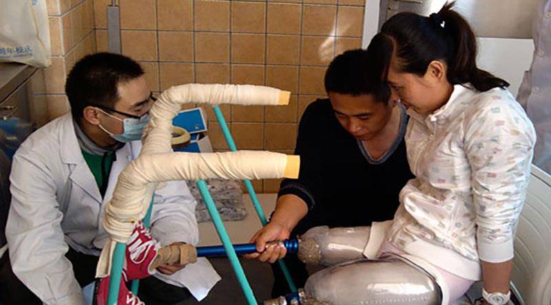 80后最美教师张丽莉:弃高薪回乡支教,为救学生失去双腿感动中国_教育