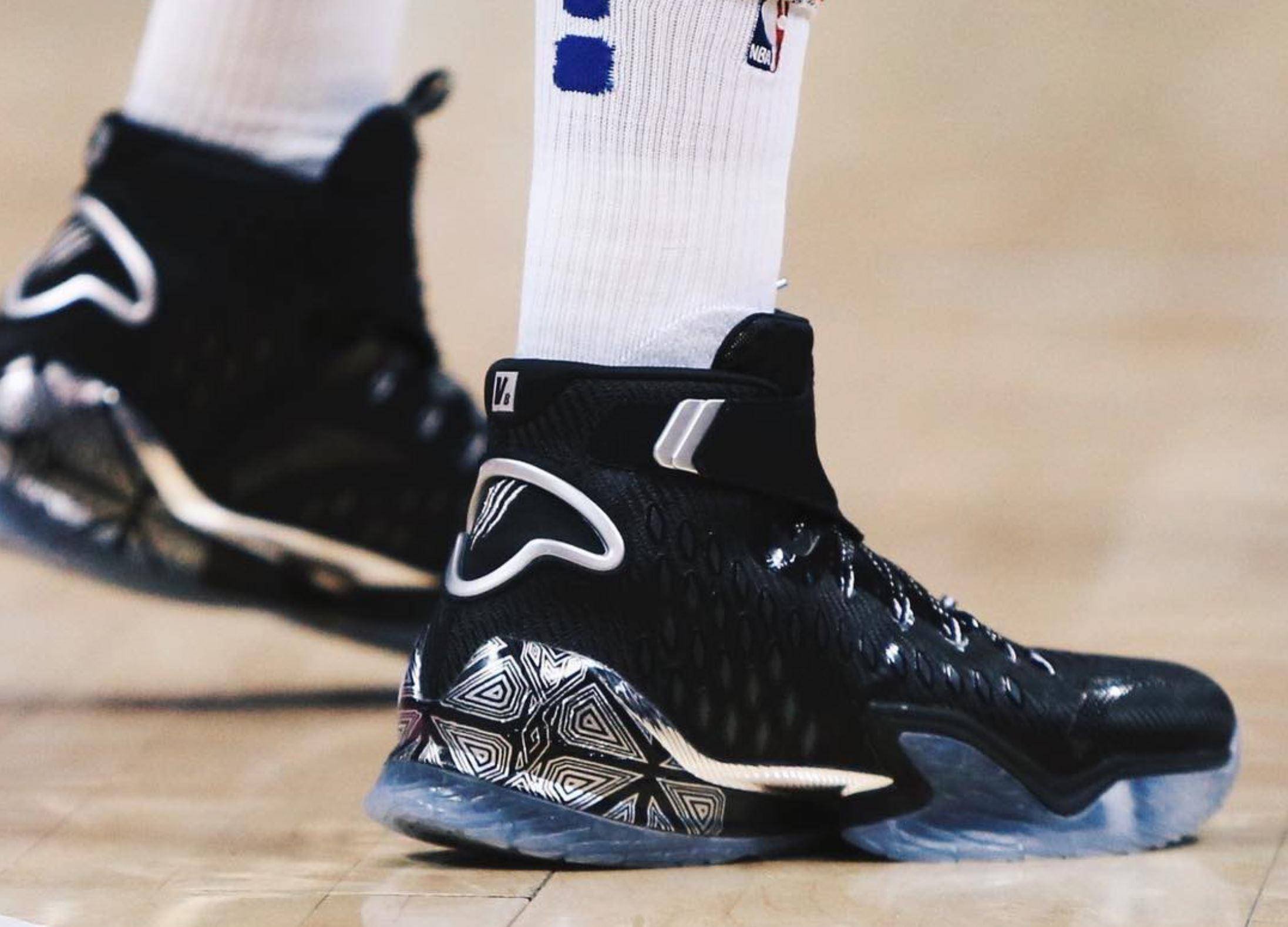 安踏kt3"黑豹"篮球鞋,高帮球鞋威武大气,低帮简单帅气,细节上对比.