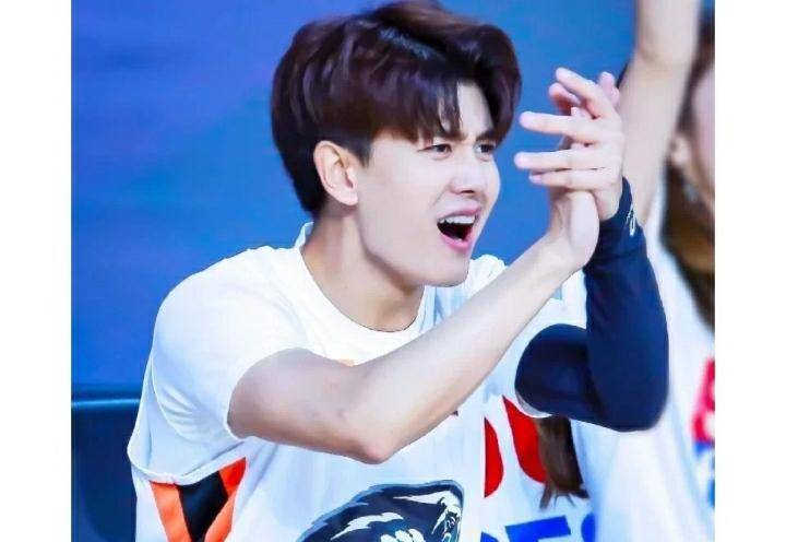 任嘉伦打篮球图片曝光,笑容成加分点,不愧为运动健将_邓伦_技能_好友