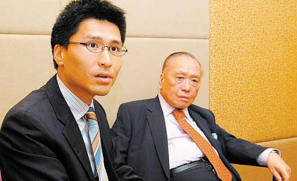裘锦秋原本是一个富家小姐,在和邱德根相恋之后,就和邱德根结了婚