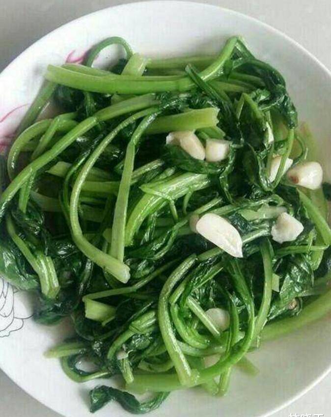 红烧肉,看样子就很好吃,又干净.韭菜自己家种的,炒的土鸡蛋.