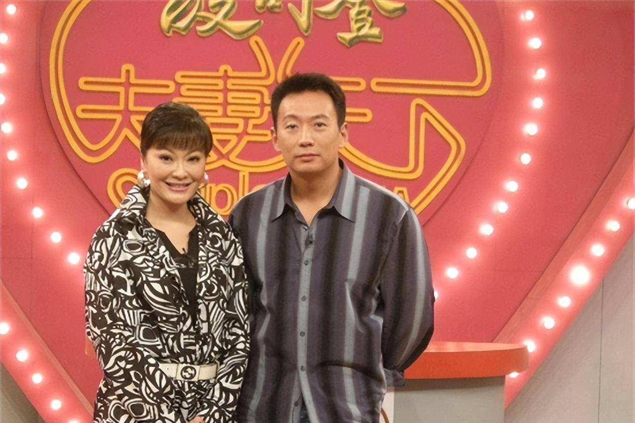主持人王小骞,41岁高龄产女离开电视,今成网红主播_谭江海_工作_英语