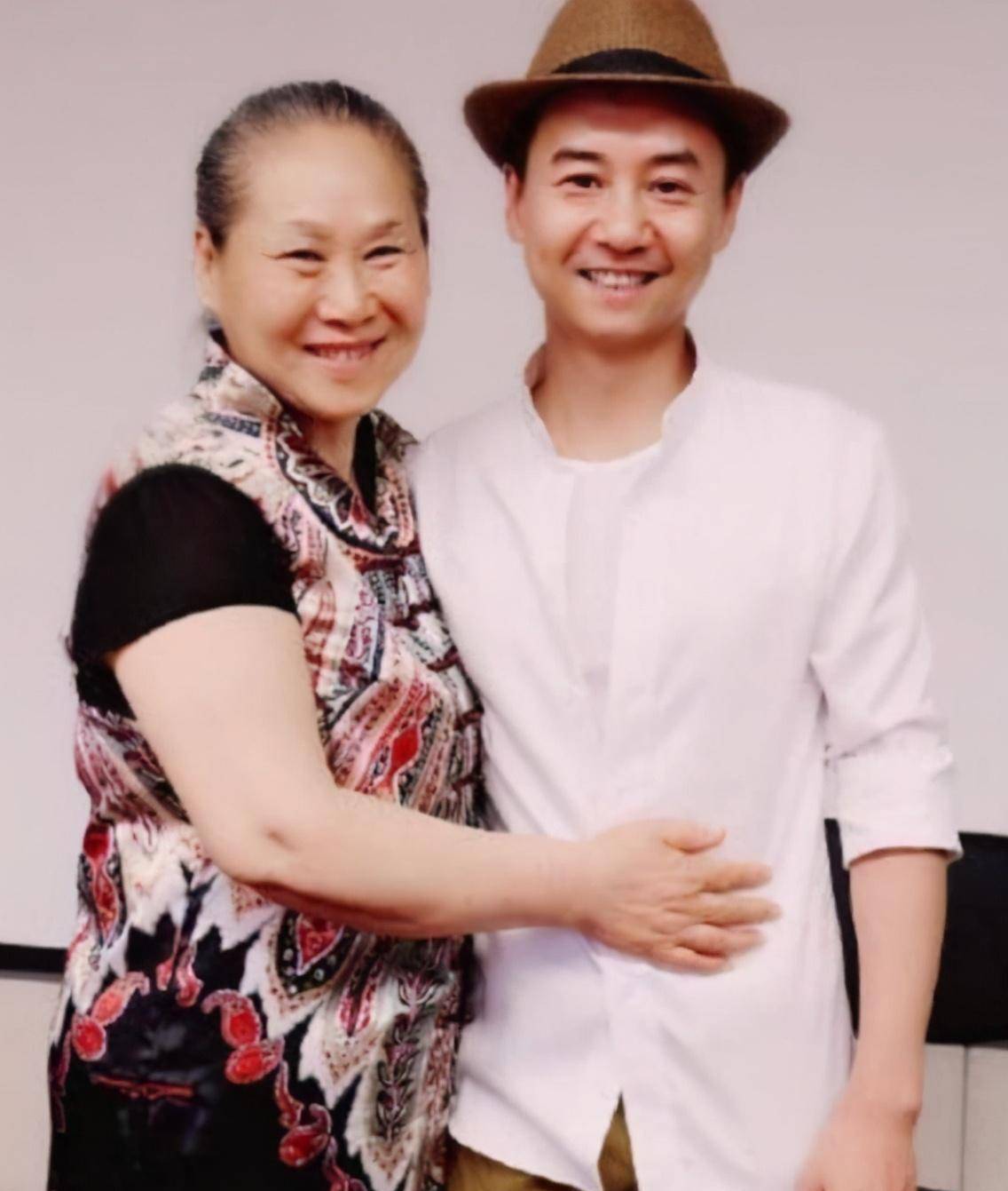 62岁被儿子带进演艺圈,参演两部电影票房超80亿,比儿子还红_韦青_演技