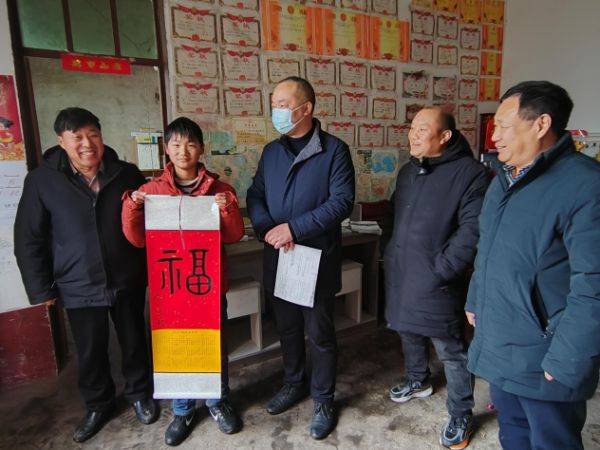 安徽太和县肖口镇中心学校开展慰问退休老教师及家庭困难师生活动