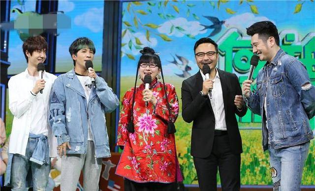 小彩旗不只有一个大咖姨妈,她的父母装束奇特干爹来头更大_杨丽梅