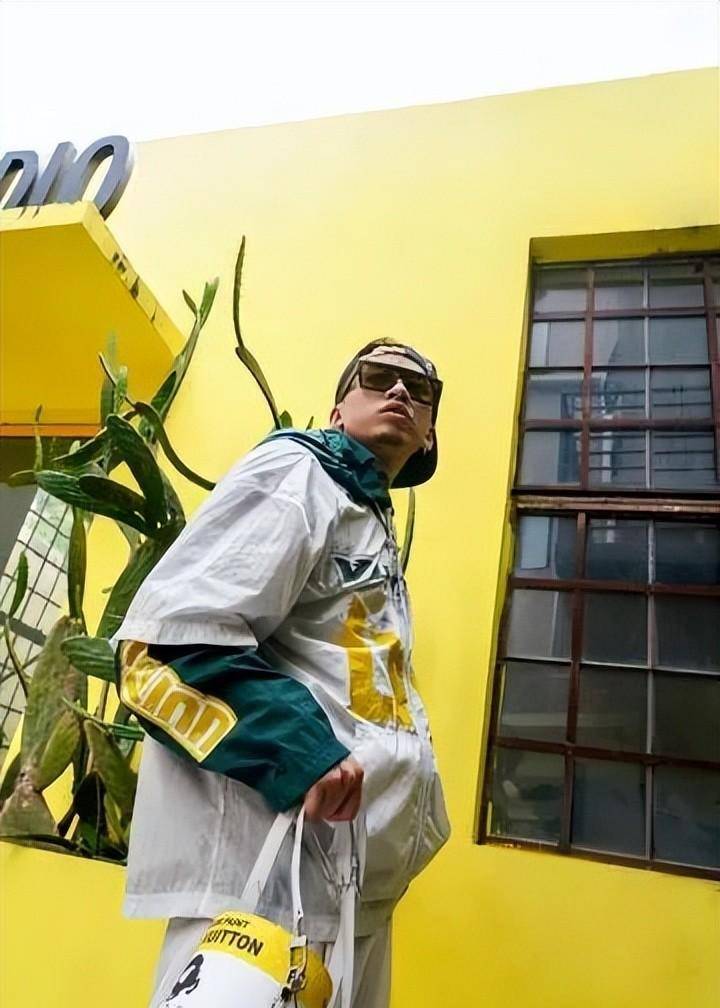 插个题外话,其实除了vava之外,杨和苏也在今天上了热搜,不过不是因为