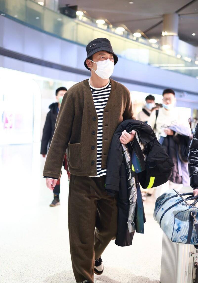 雷佳音现身上海机场 头戴渔夫帽帅气潇洒_电视剧_中国_电影