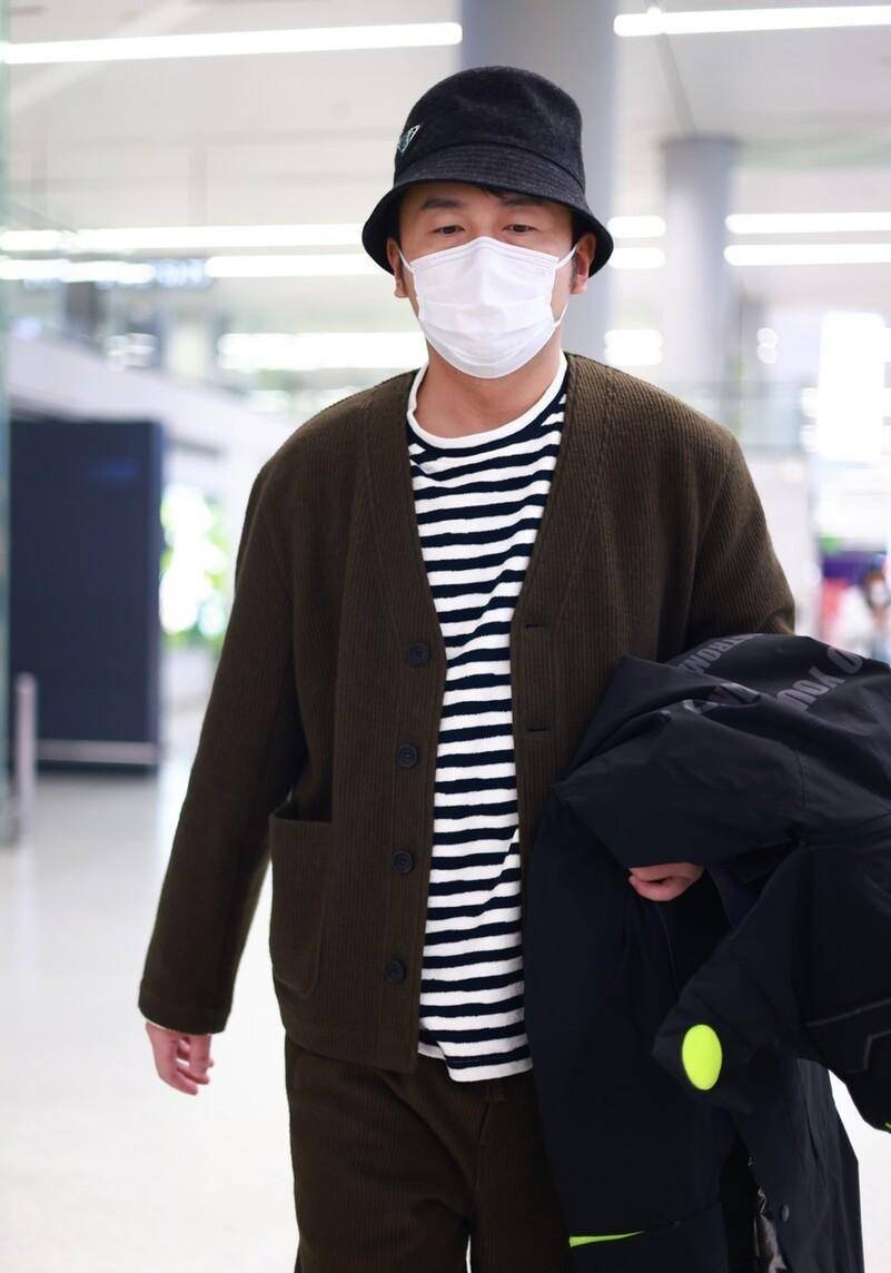 雷佳音现身上海机场 头戴渔夫帽帅气潇洒_电视剧_中国_电影