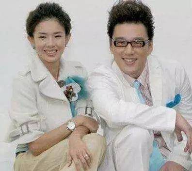 出道24岁零绯闻,与青梅竹马初恋结婚,今一家四口令人羡慕_王耀庆_老婆