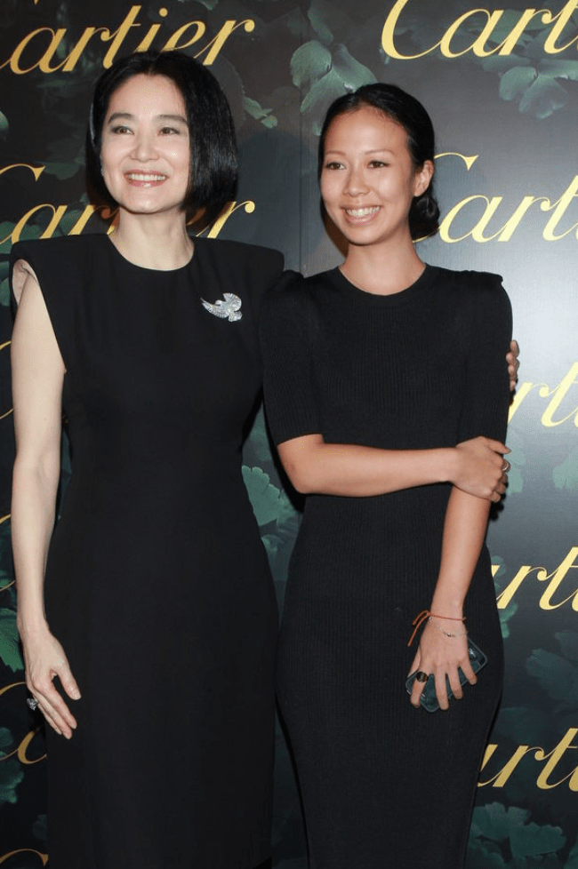 女明星嫁二婚百亿富豪,帮对方带大了女儿,如今住上10亿豪宅_林青霞_邢