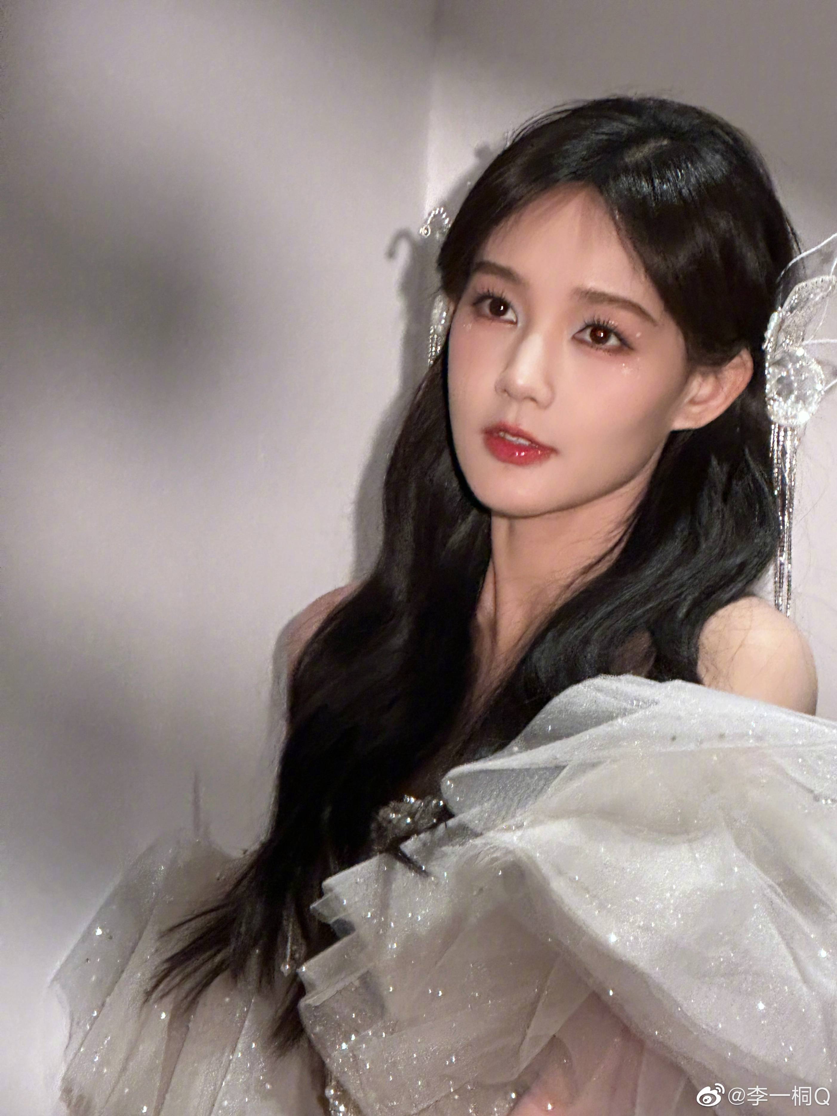 女星李一桐晒写真,朱唇一颗点樱桃,象美丽可爱的小精灵_白色_蝴蝶
