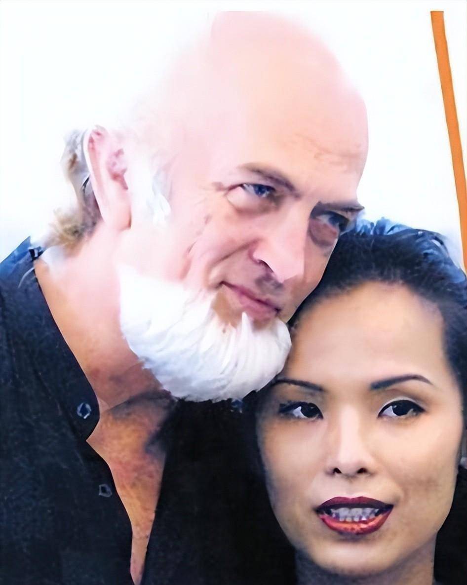 两人却因追求不同,这段感情无疾而终,后来韦唯结识了第一任老公迈克尔