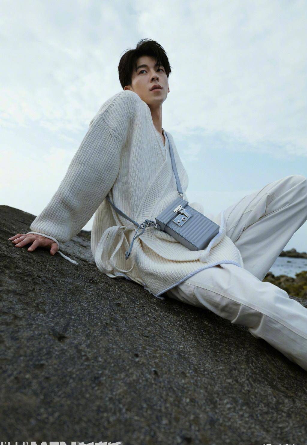 许光汉《ellemen新青年》礁石封面,俊朗且绅士,略带慵懒气息_海岸