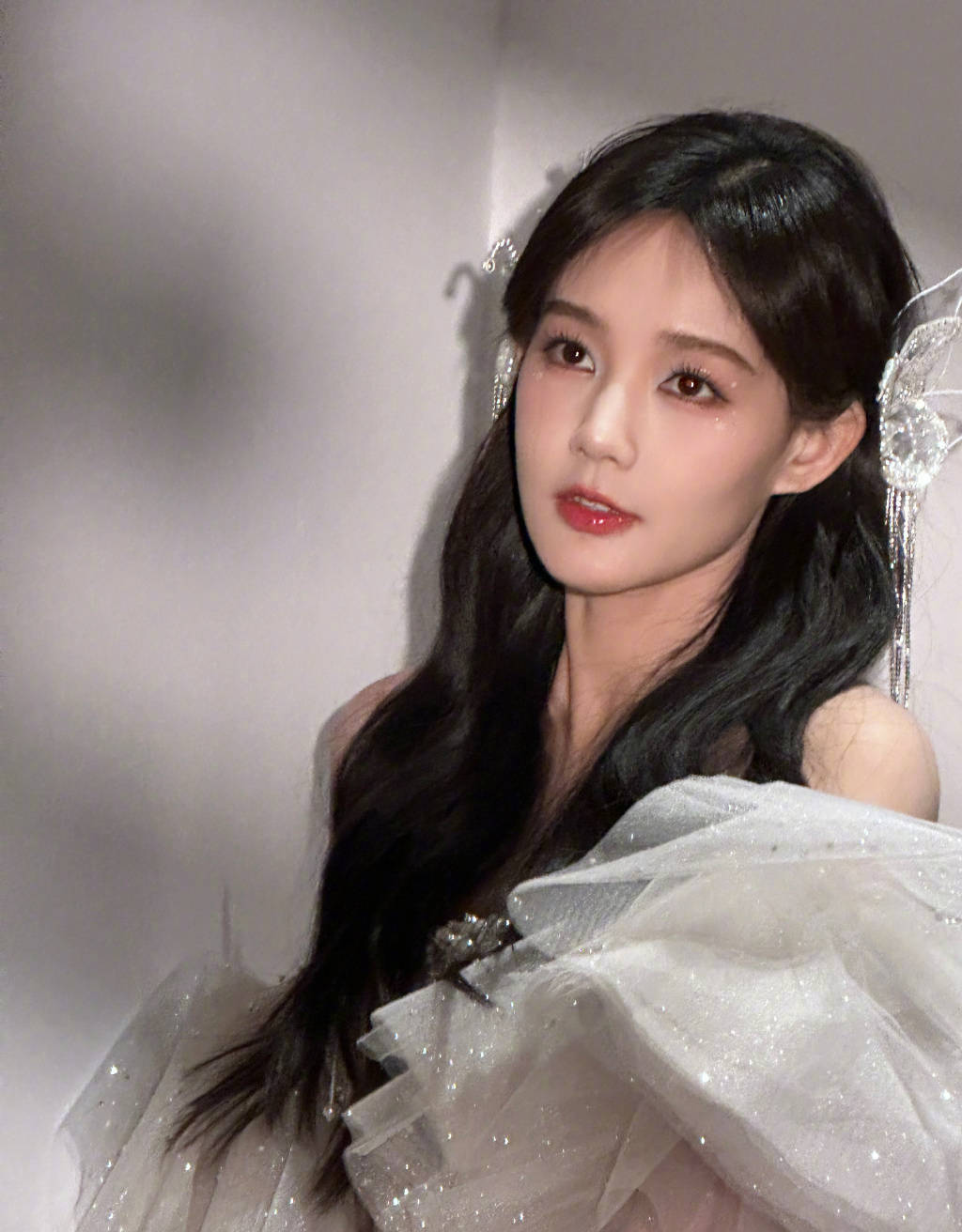 搜狐娱乐讯 1月15日,李一桐小年夜造型曝光,照片中李一桐身穿流苏飞袖