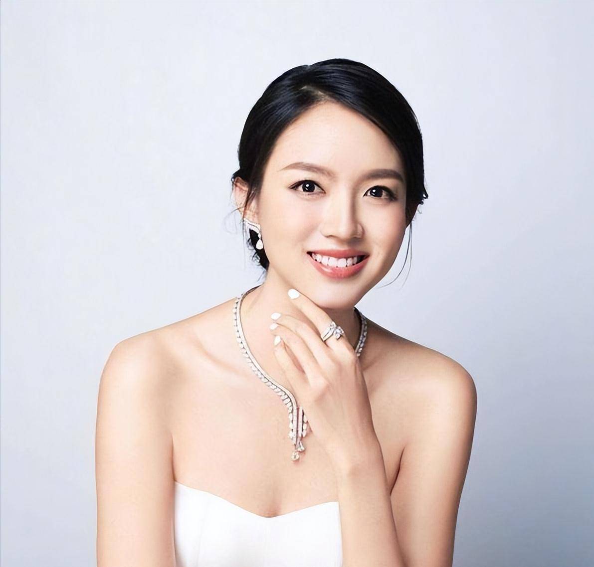 她被誉为"中国第一美女",拒绝嫁给有钱人,35岁被宠成小公主_张梓琳