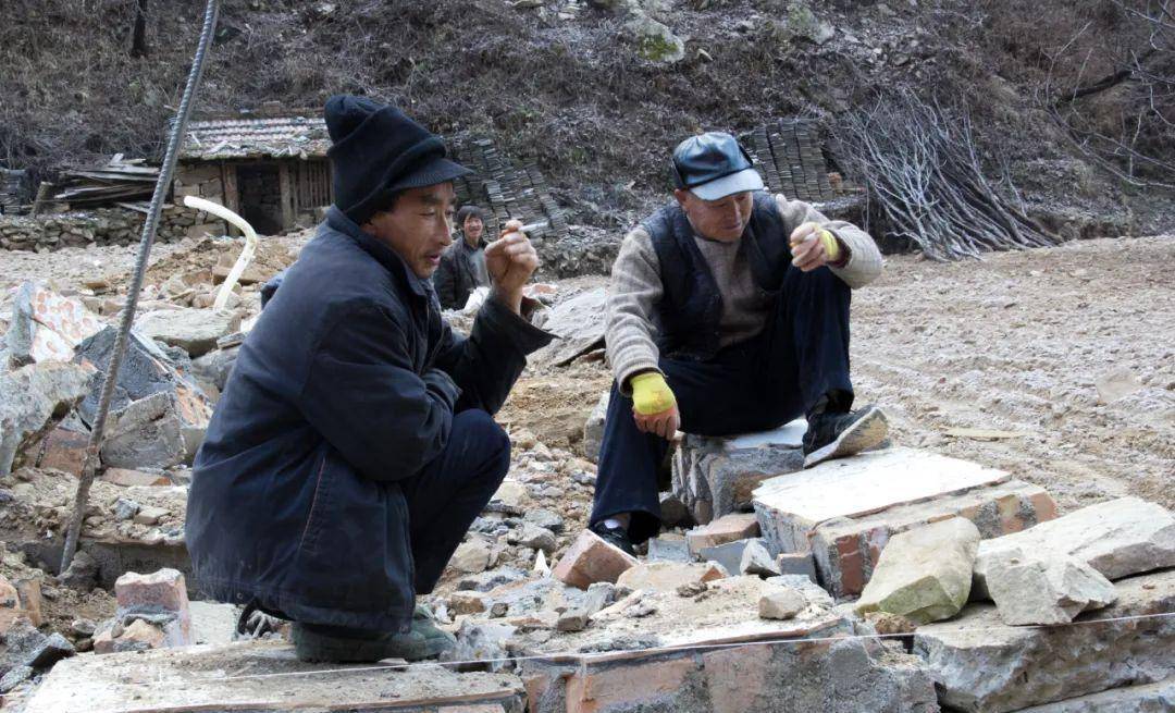 寻访秦岭蓝田铁铜沟,群山如带,怪石嶙峋,人在沟里走,宛如蝼蚁_行走