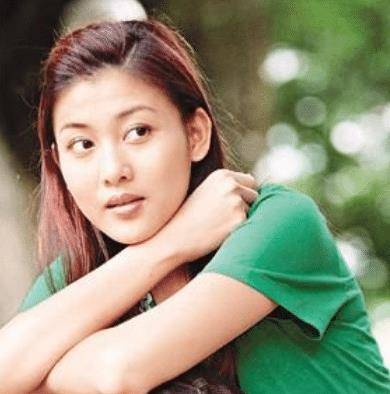 凭《回家的诱惑》一炮而红,拒绝规则被雪藏,38岁依旧单身一人_李彩桦