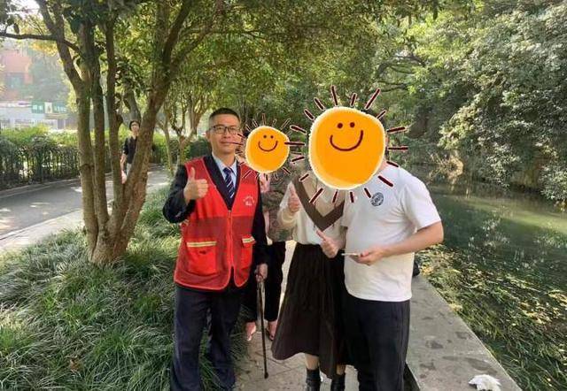 市民手机掉进河里,热心公交志愿者用火钳智取_王先生_进行_家人