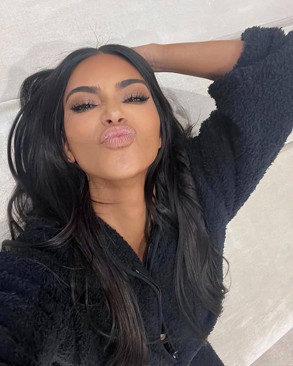 42岁金·卡戴珊在桑拿房内自拍,嘟起厚嘴唇;前夫侃爷约会金发女_金姐