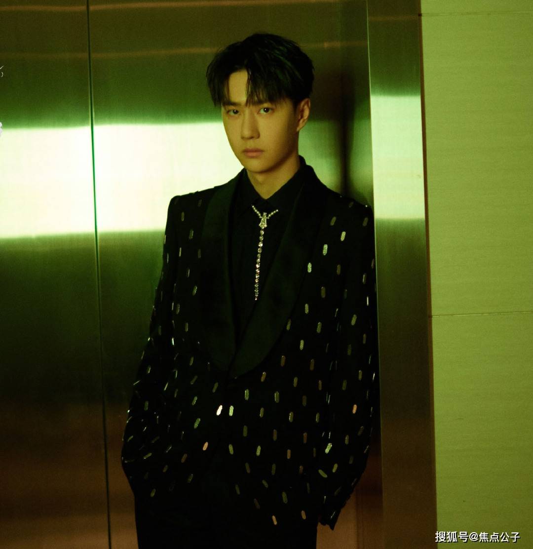 网传王一博首唱新歌话筒没拿声音已出,这是假唱?_杨培安_歌词_程潇