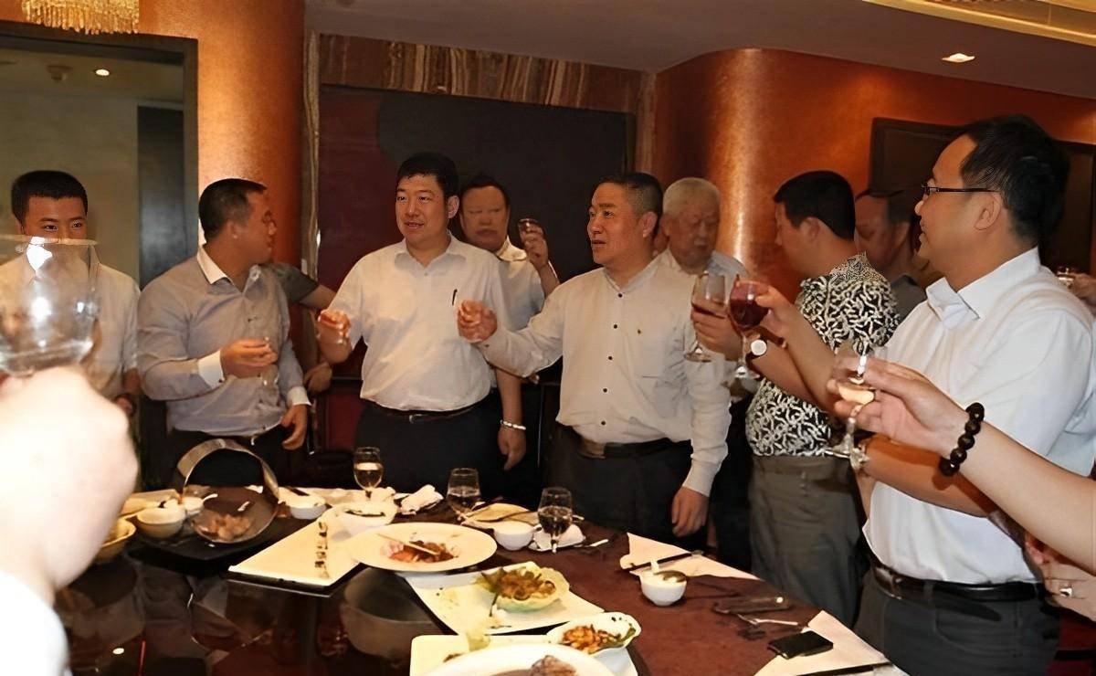 70后同学聚会晒出酒桌白酒,瞬间走红网络,老酒友:有品位,会喝_李老板