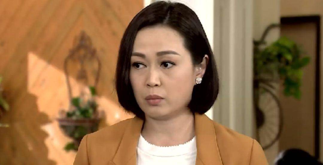 近年来,姚莹莹人到中年的身材略显走样.