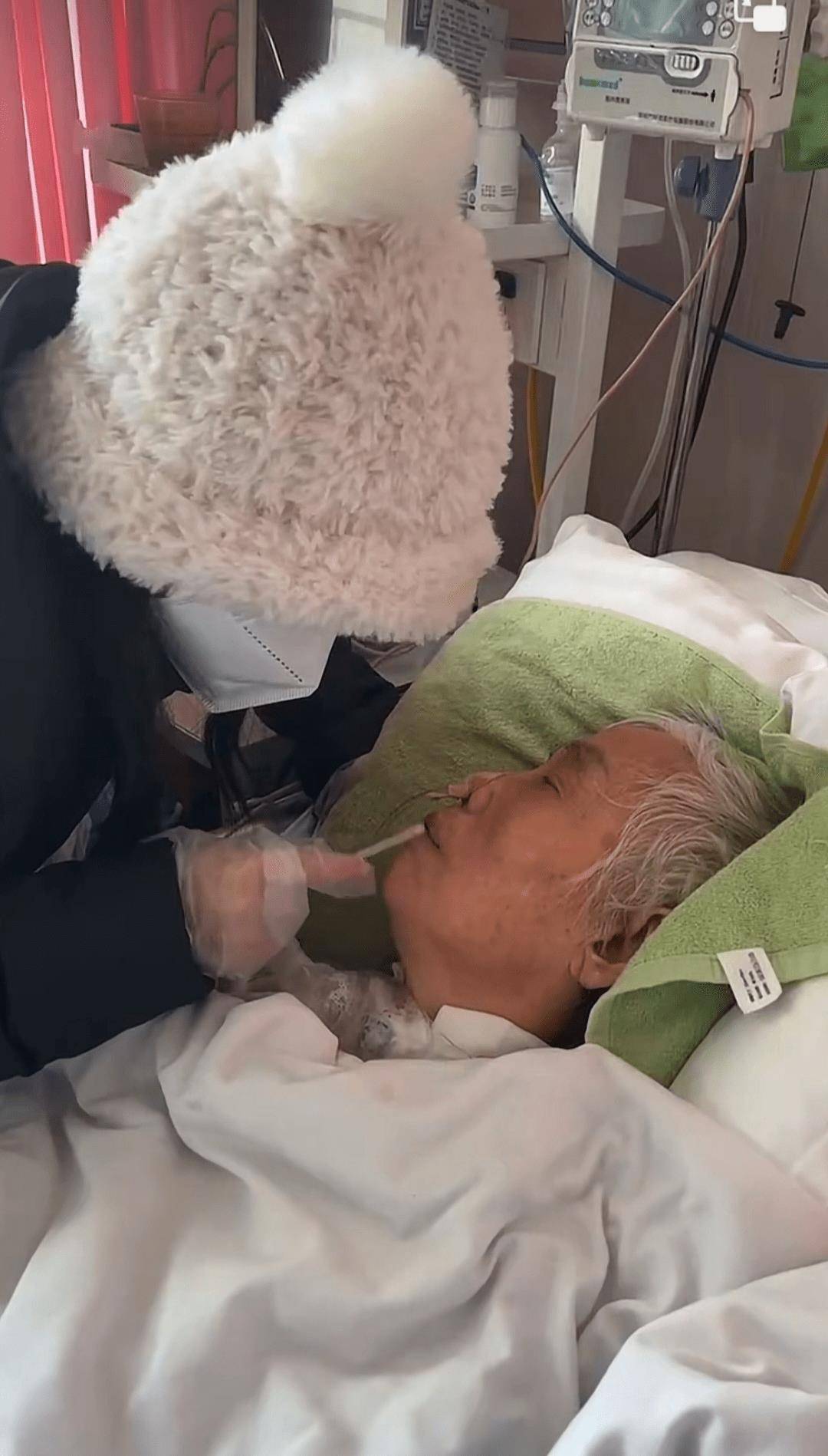 演员徐申东自曝外婆病重,躺了三年已肌肉萎缩,反复发烧浑身插管