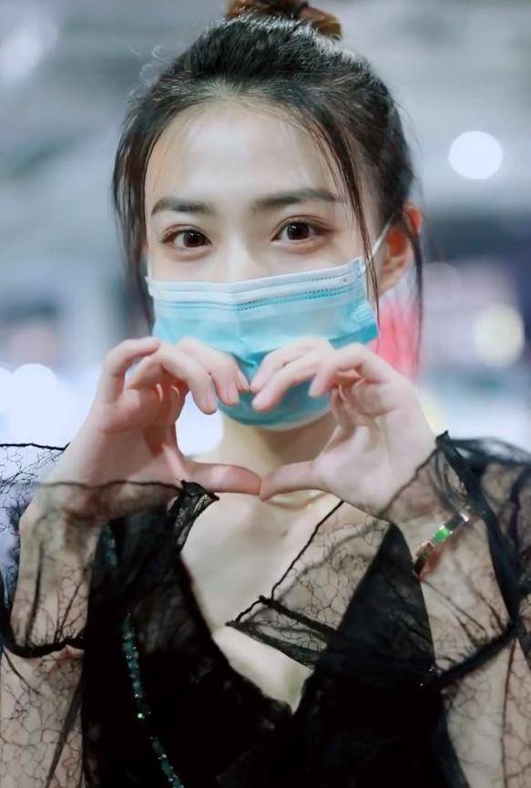 她的腿细如两根竹竿,她的腰让粉丝心疼_张铭恩_影响_节目