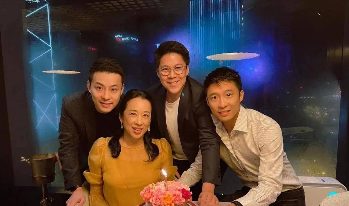 朱玲玲和霍震霆分手18年了,如今嫁给罗康瑞后她真的幸福吗?