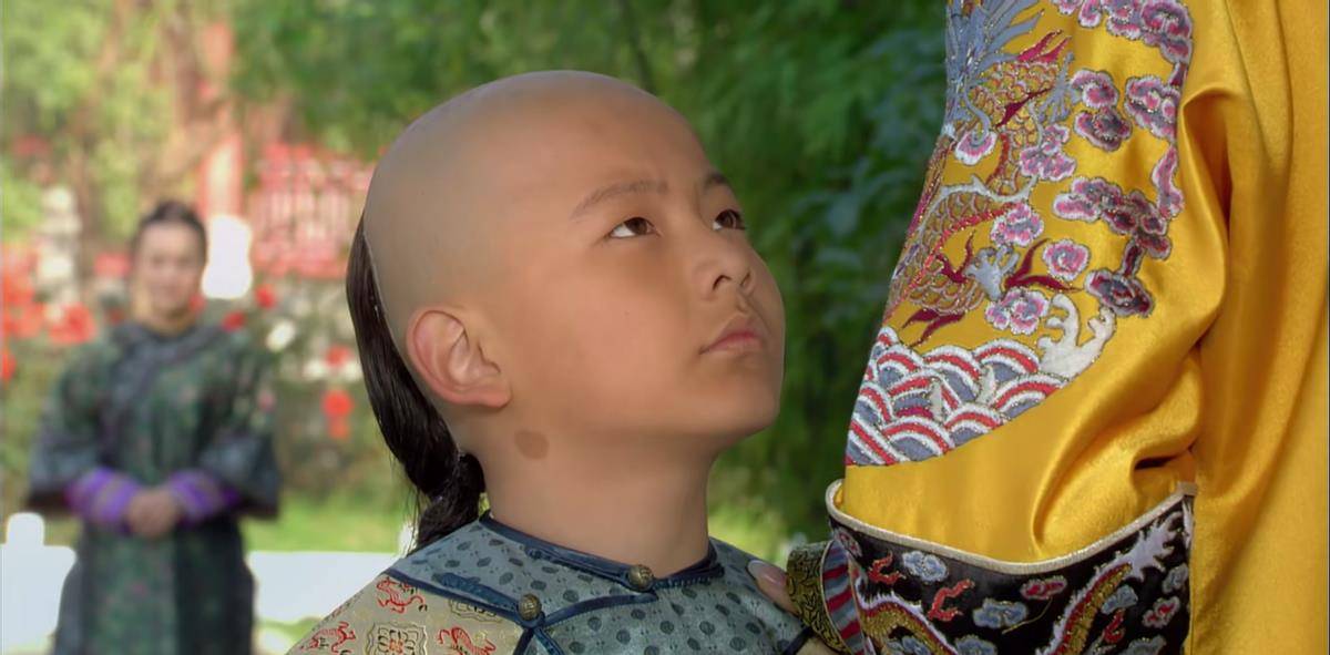 而历史上的弘曕生母却是沈眉庄的历史原型所生,雍正这最后一个儿子却