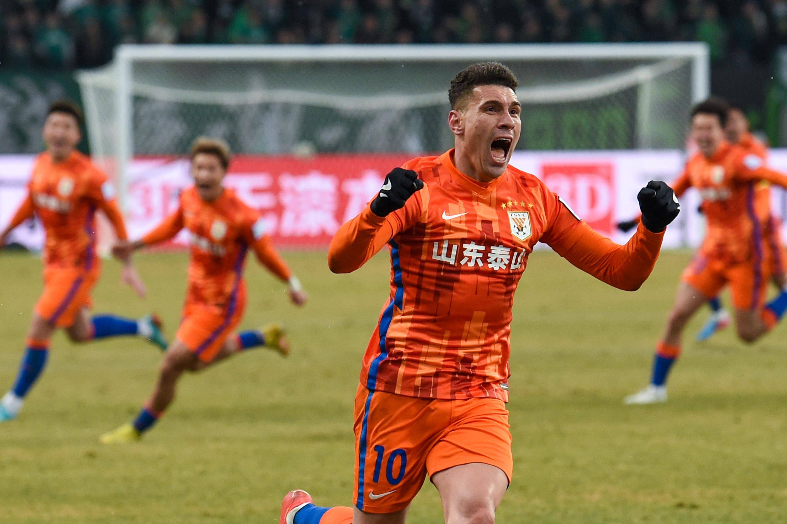 (体育)足球-足协杯决赛:山东泰山队夺冠(3)_新华社_李博_比赛