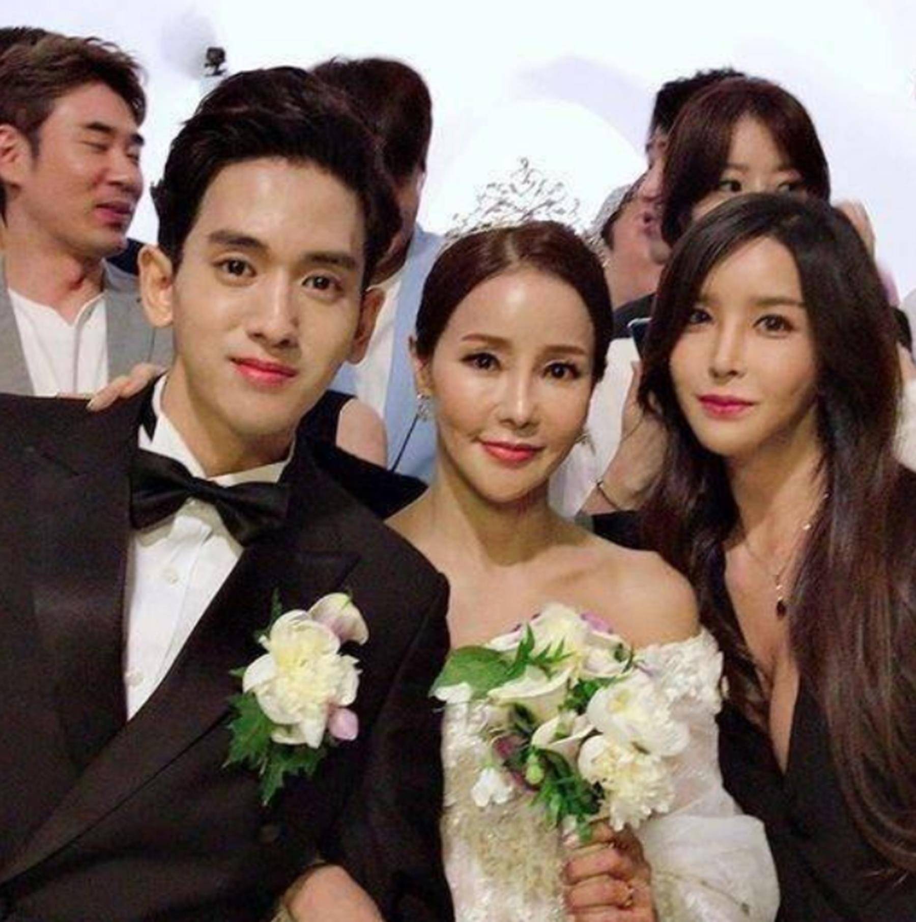 被小17岁富豪送豪车追求,结婚3年为孩子发愁_柳弼立_米娜_年龄