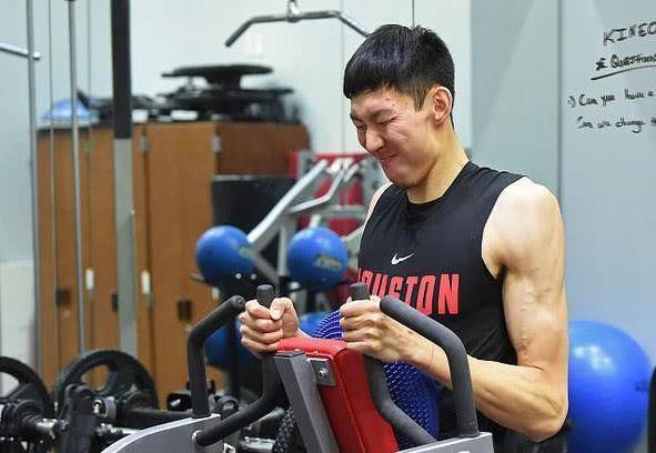 健身房大号哑铃平举 负重深蹲,他将全力冲击mvp_训练_视频_球员