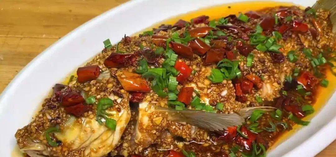 鲤鱼的这种做法既简单又好吃,蒜香浓郁,麻辣鲜香!_美食_菜园子_花椒