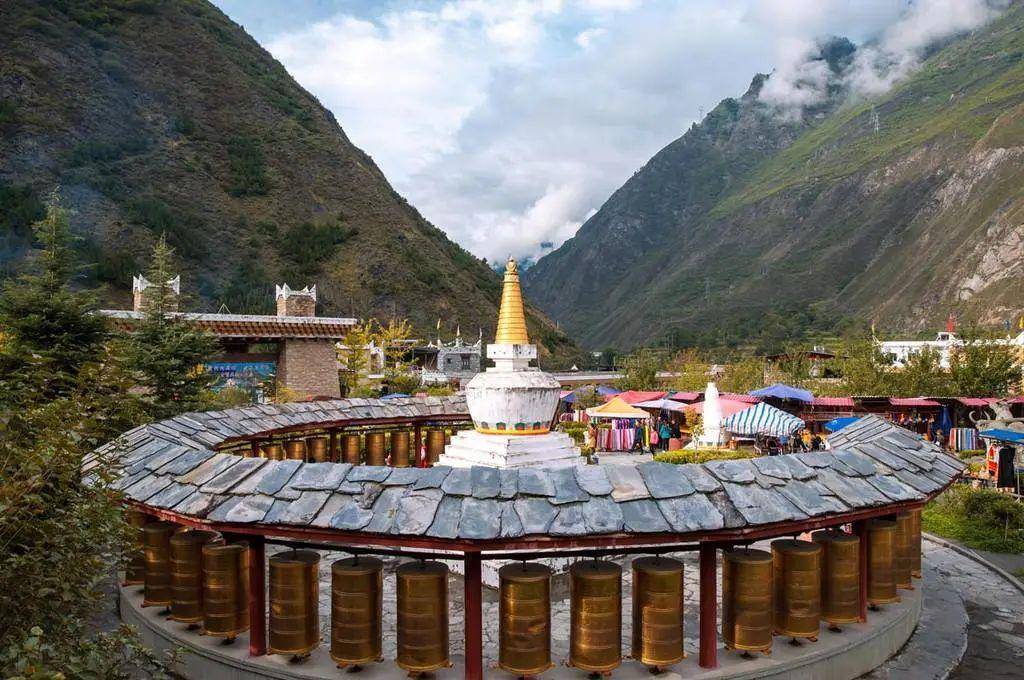 【甘堡藏寨】川西有座山坡上的古村落,加绒藏区第一寨