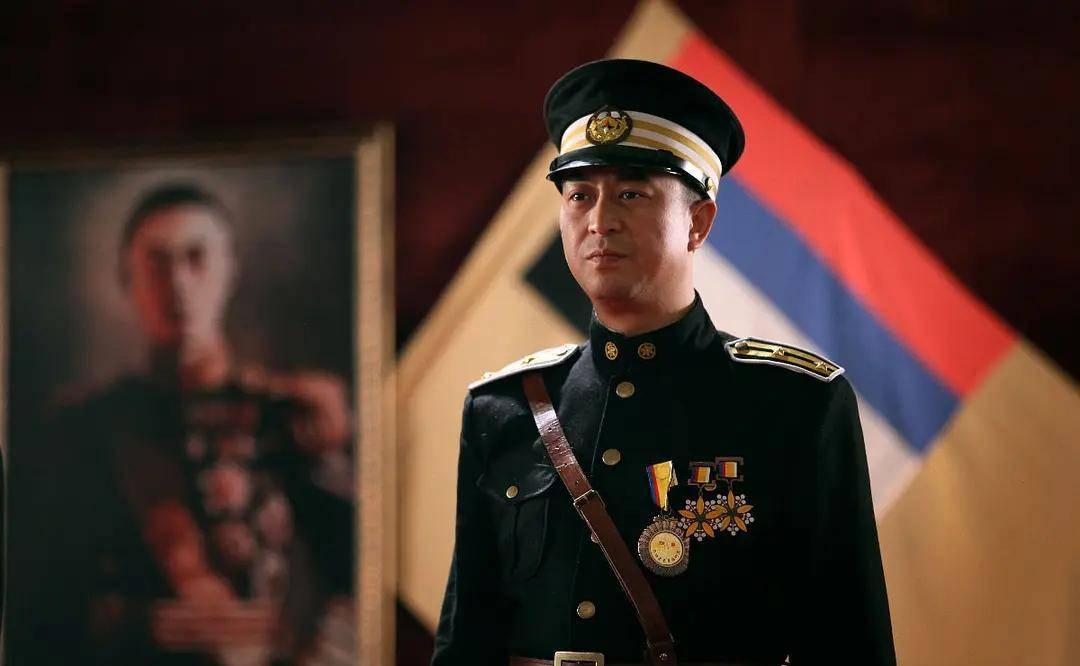 悬崖与借枪相比,整体基调是紧张严肃的,不像借枪里面还有轻松谐谑的