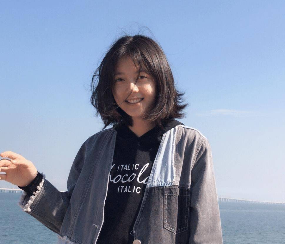 看来17岁的赵今麦真的是年龄使然,什么照片都不怕,而且真的是因为底子