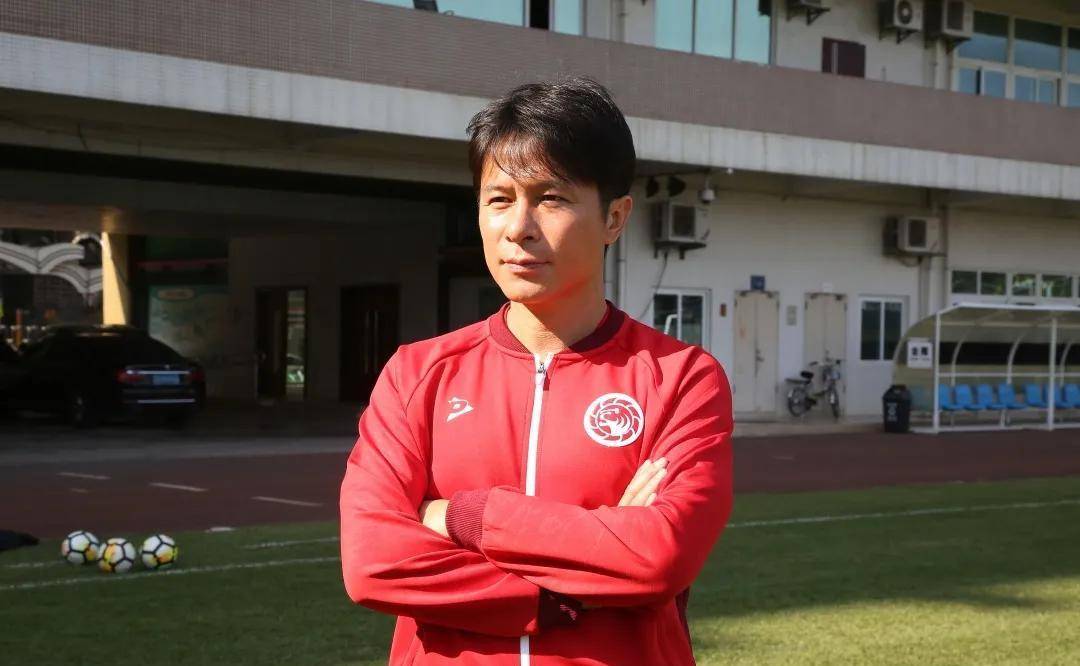 现任中国足协地区总监曾效力于广州太阳神队,重庆前卫寰岛以及深圳