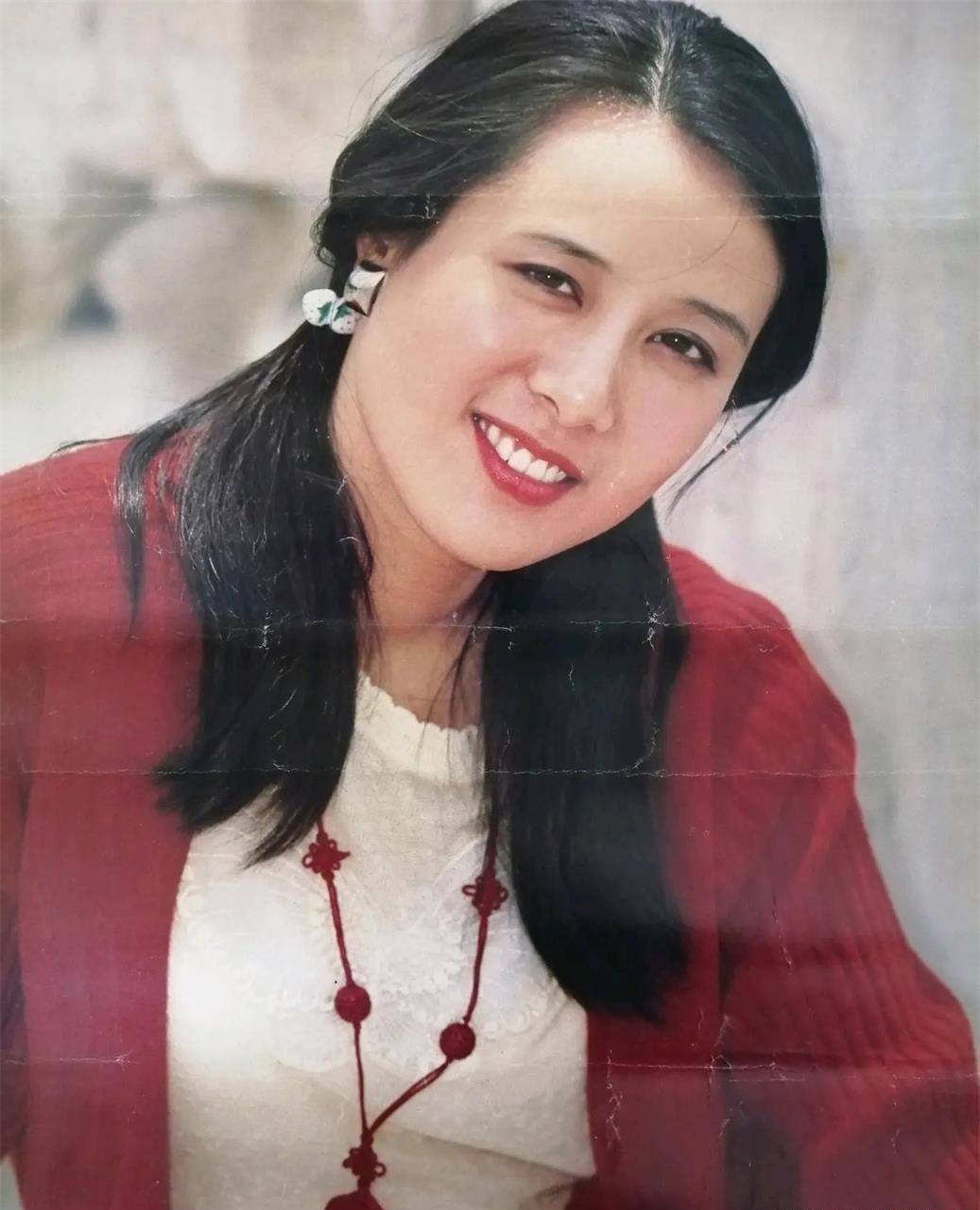 《蜗居》电视连续剧中饰演徐丽的女演员吴玉芳年轻时的照片(1)_图片