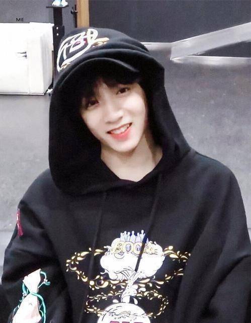 刘耀文粉丝给出的解释是,拔完智齿后身体状况还没有恢复.