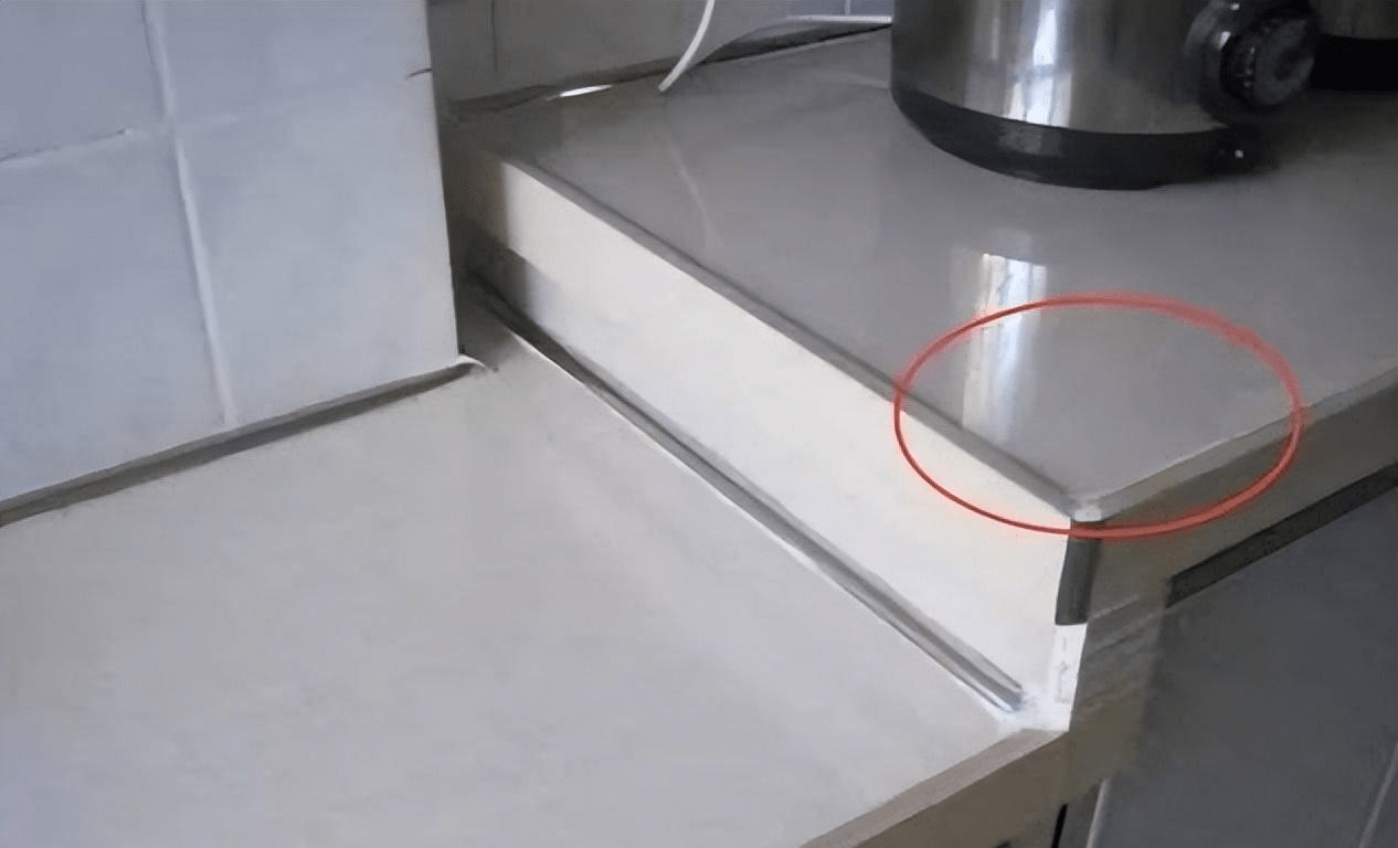 大理石的材料,具体就看大家的橱柜用的是什么材料的台面石,装挡水条并