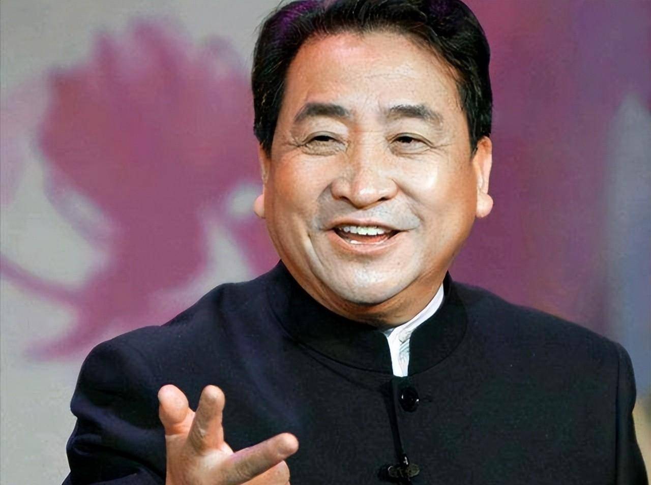 放眼四十年,他几乎在舞台上陪伴观众四十年,这个就是著名相声演员姜昆