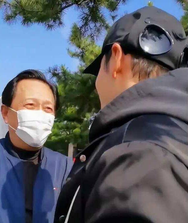 70岁的唐国强携第二任妻子现身机场,网友:瘦得完全走样,脸颊都缩小了