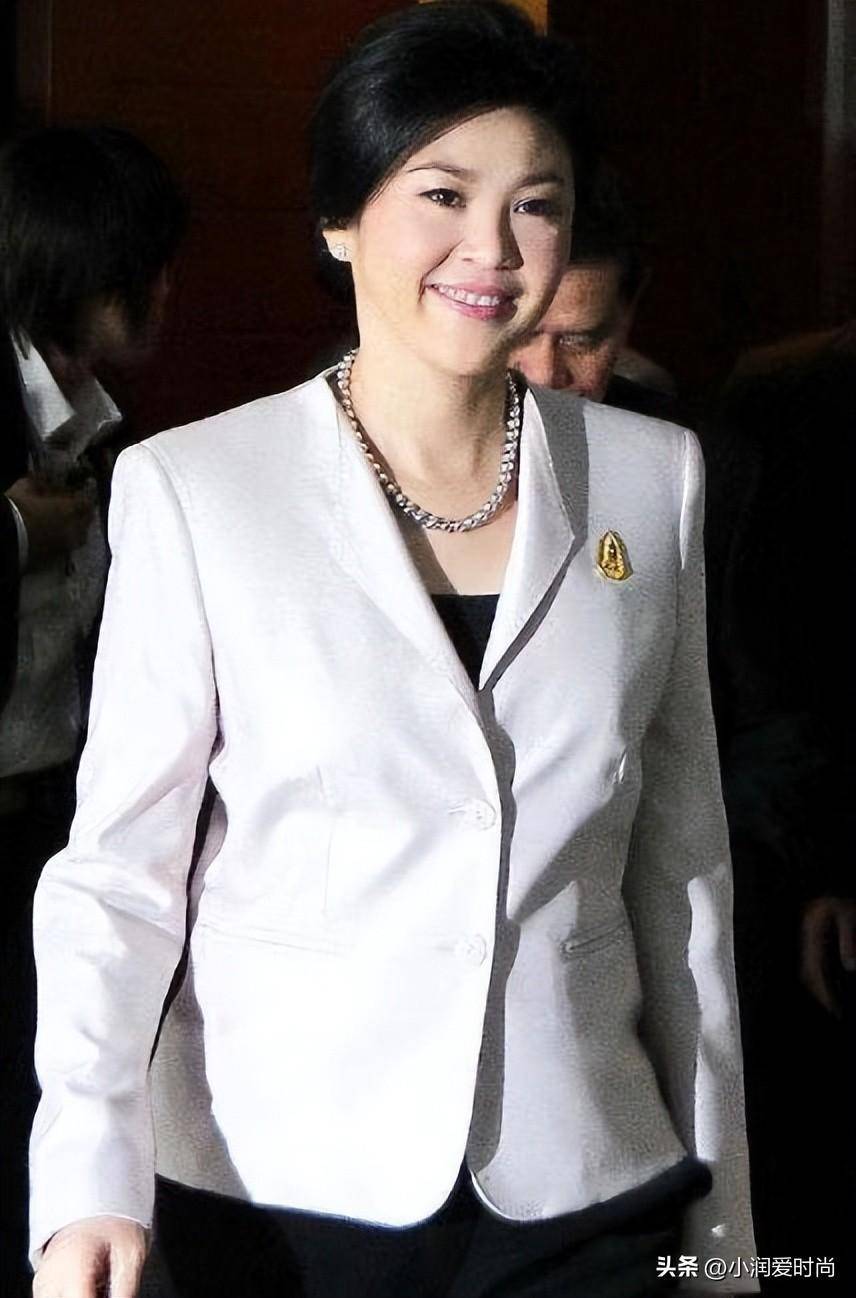 被55岁英拉的穿搭惊艳:大衣 半身中裙时髦得体,微胖也美得优雅_气质