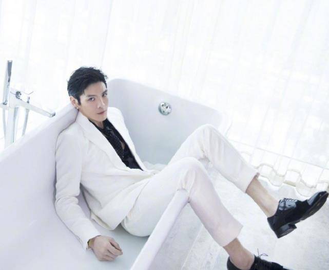 向佐梳背头如"整容",终于摆脱"野兽"形象,郭美女改造大成功_显得_身材