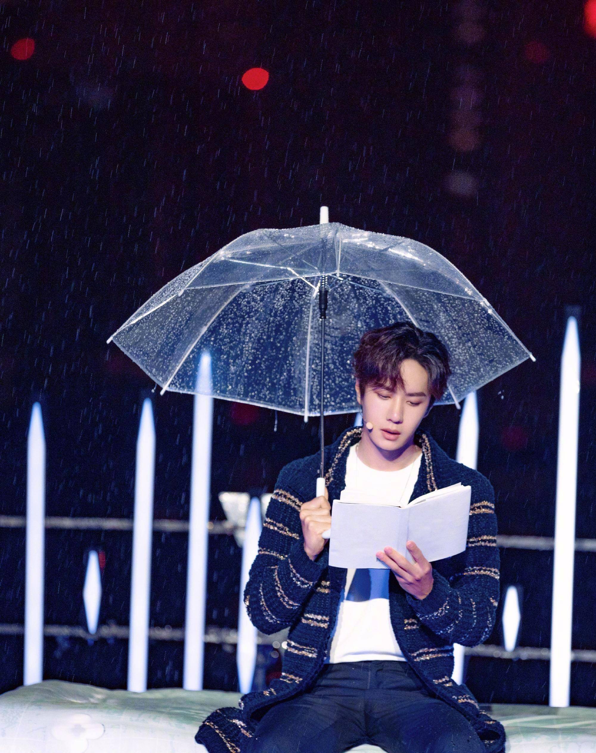 《陈情令》之后,王一博再现了雨中打伞的场景!