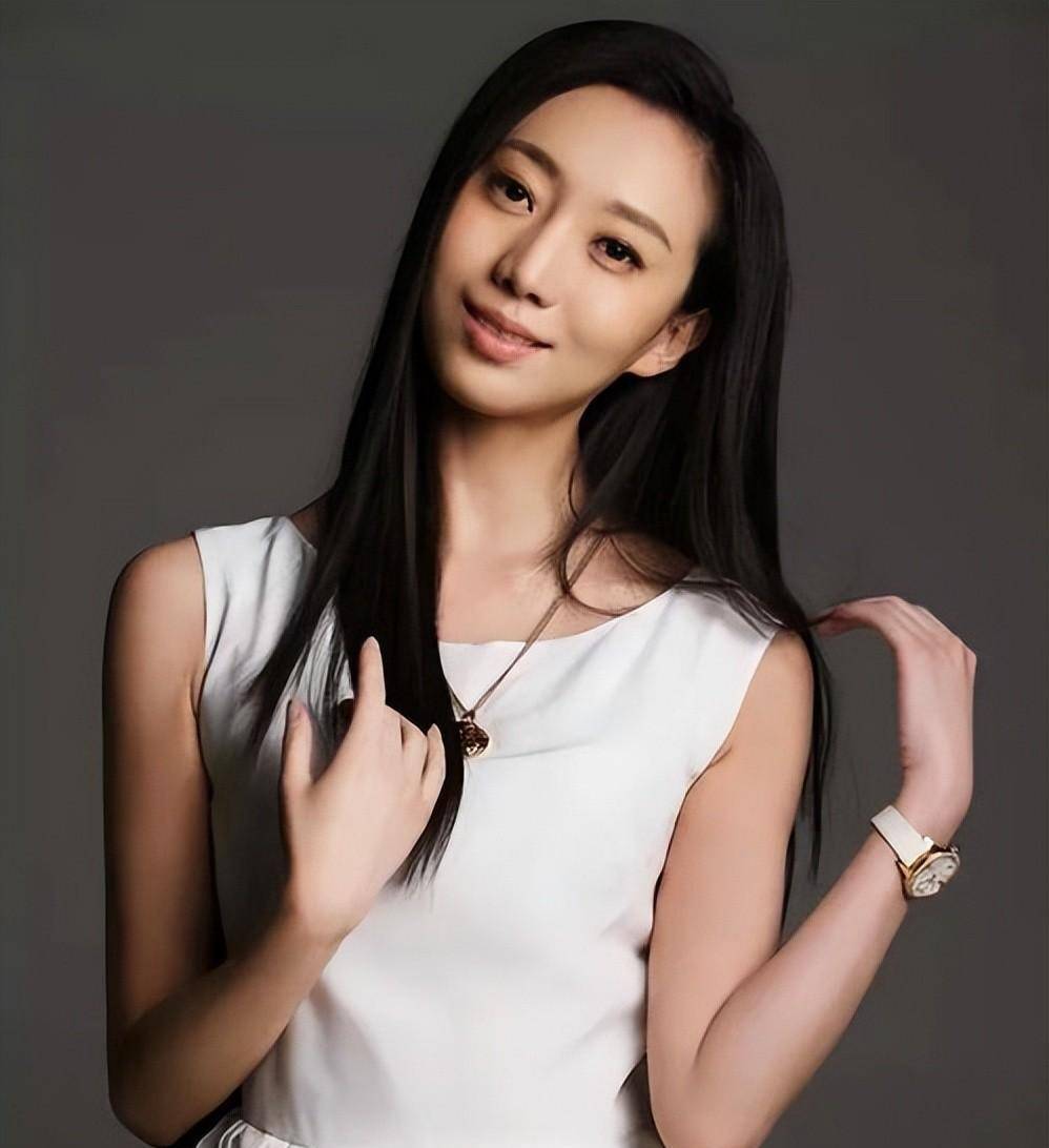 刘岩奥运彩排中摔成瘫痪,让张艺谋愧疚一生,如今用手舞重获新生_舞蹈