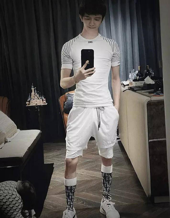 盘点8位骨瘦如柴却爱秀肌肉的男星,瘦肌肉不等于好身材_腹肌_运动