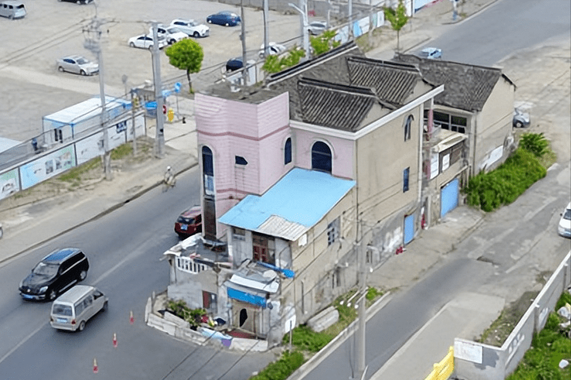 此次拆迁补偿计划只看房产证上的面积,这对于张家人来说是尤为不利的